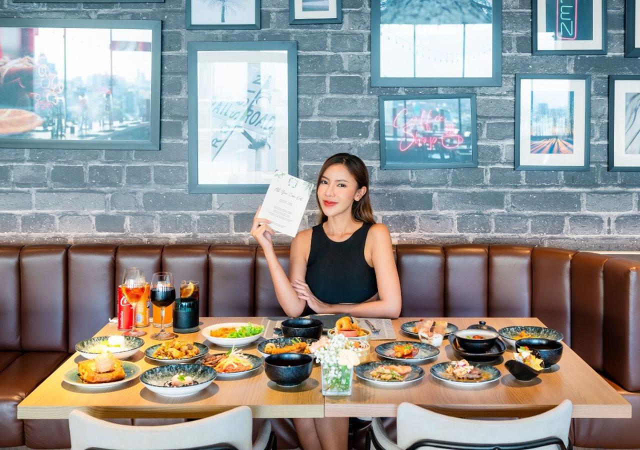 Avani Sukhumvit Bangkok Hotel Exterior foto A woman eating at a restaurant