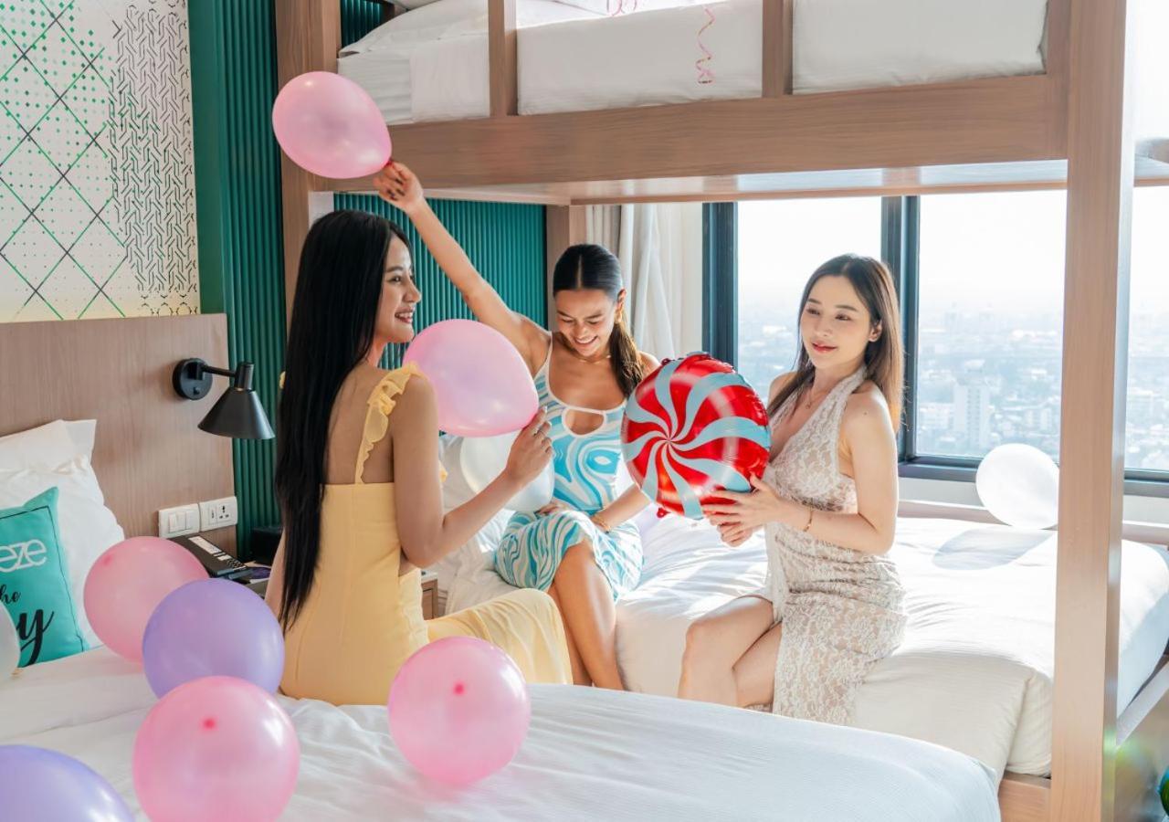Avani Sukhumvit Bangkok Hotel Exterior foto Balloons are used for party decorations