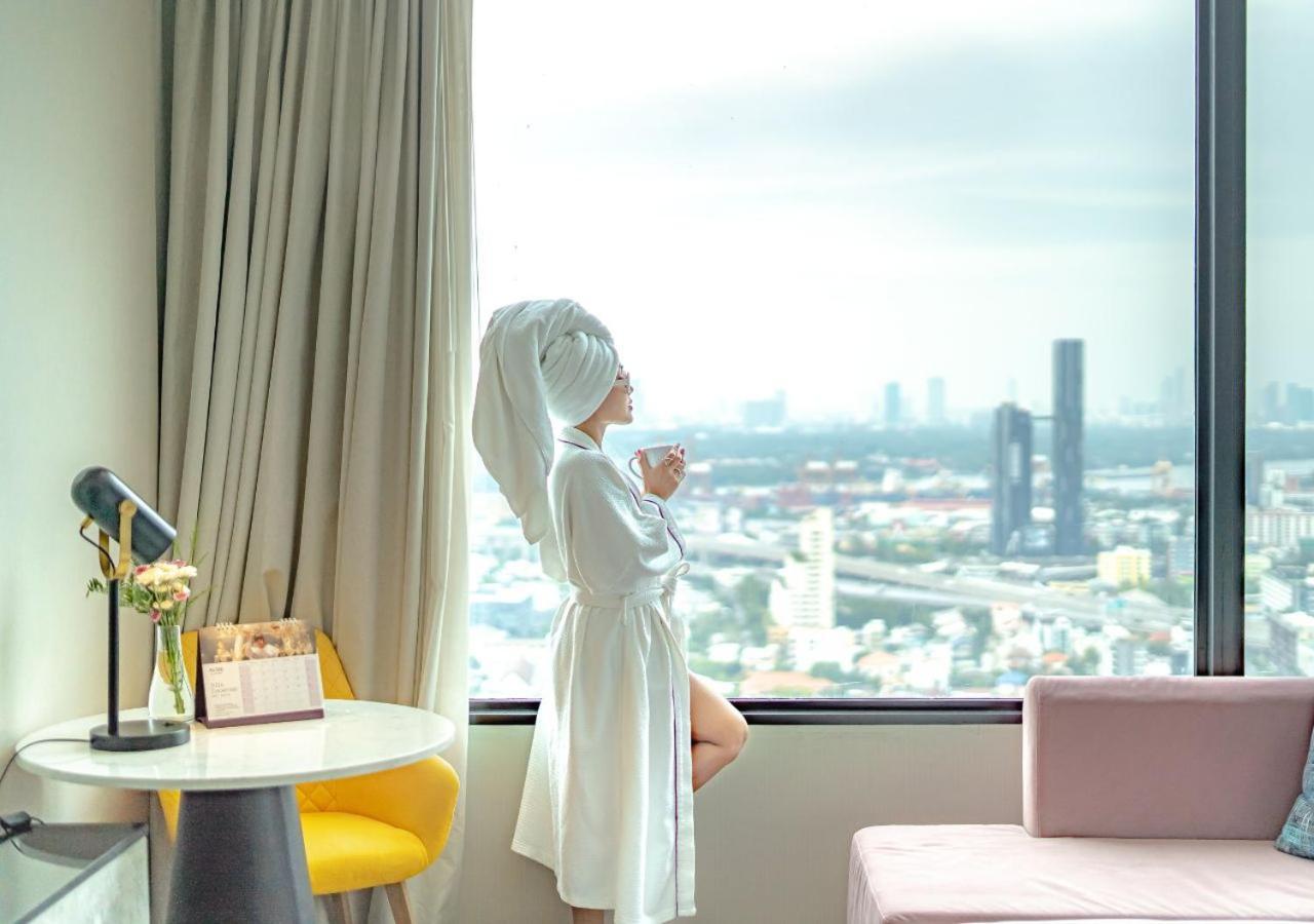 Avani Sukhumvit Bangkok Hotel Exterior foto A woman wearing a bathrobe