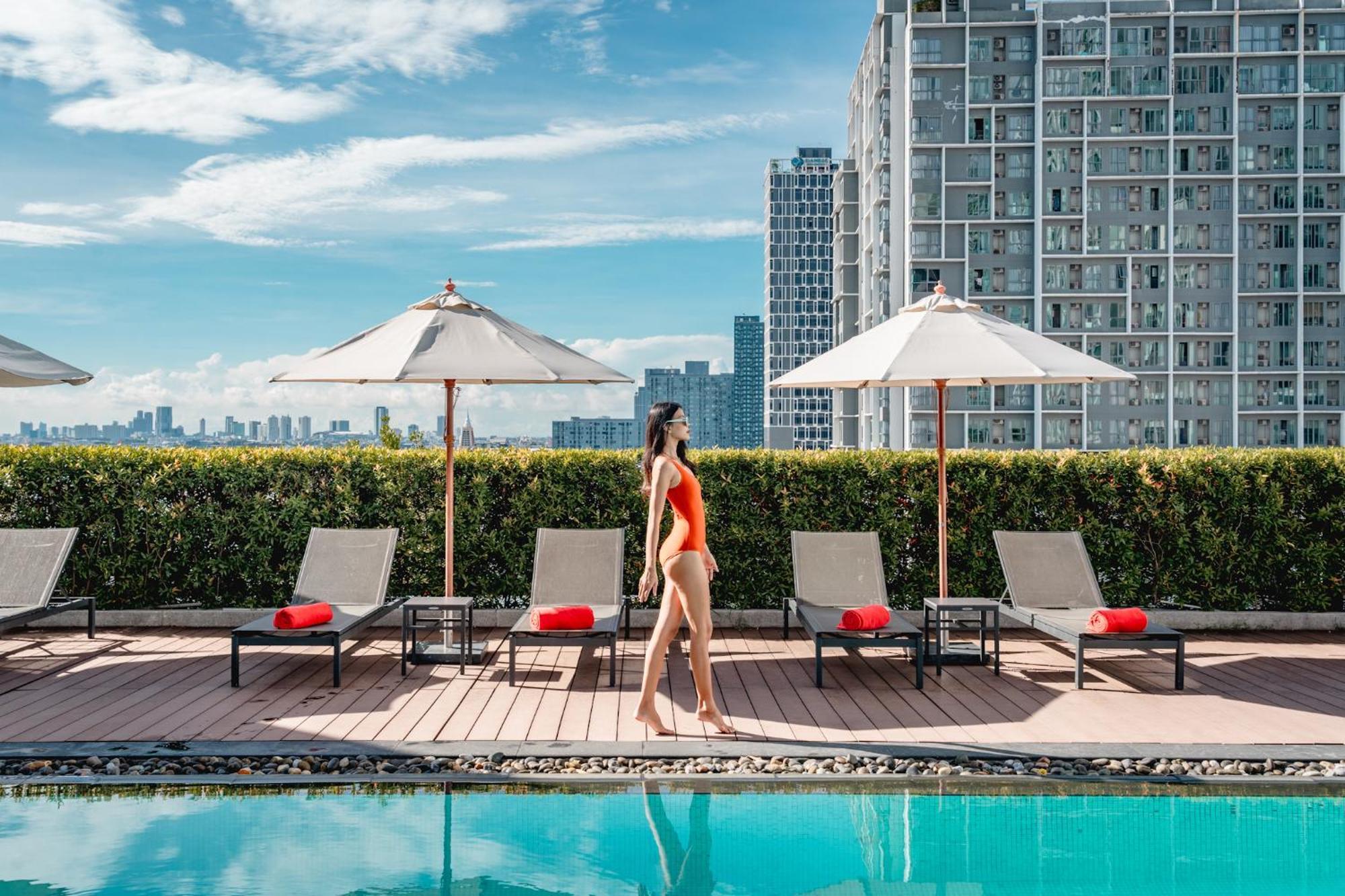 Avani Sukhumvit Bangkok Hotel Exterior foto The rooftop pool at the hotel